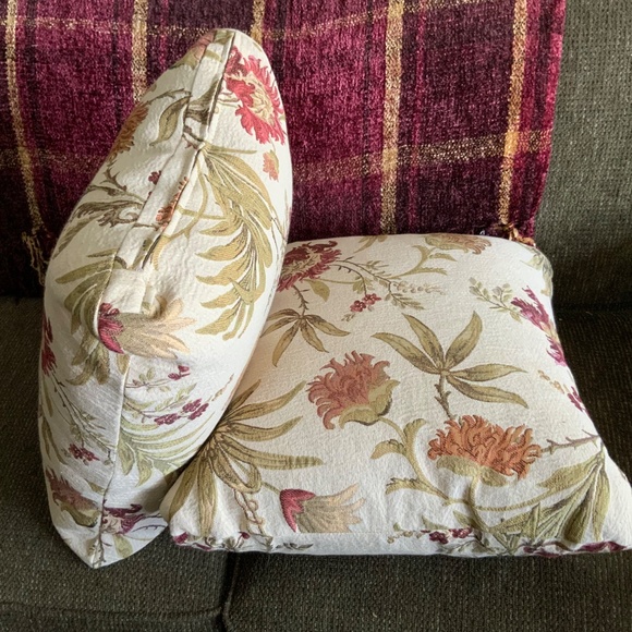 Accent pillows by La-Z-Boy floral on beige background 18” x 18” x 7” - Picture 2 of 6